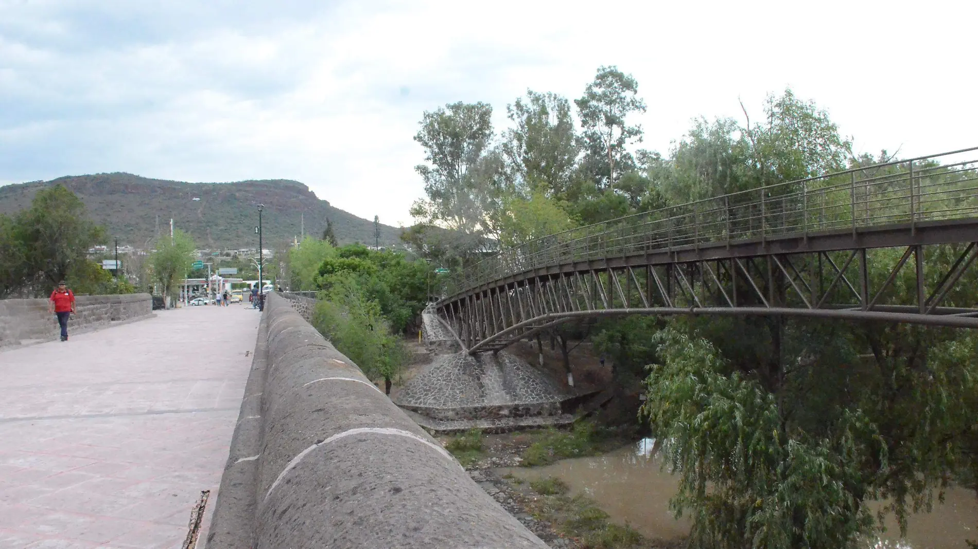 El puente peatonal de fierro ya no es funcional.  Foto Luis Lu_vanos  El Sol de San Juan del R_o.